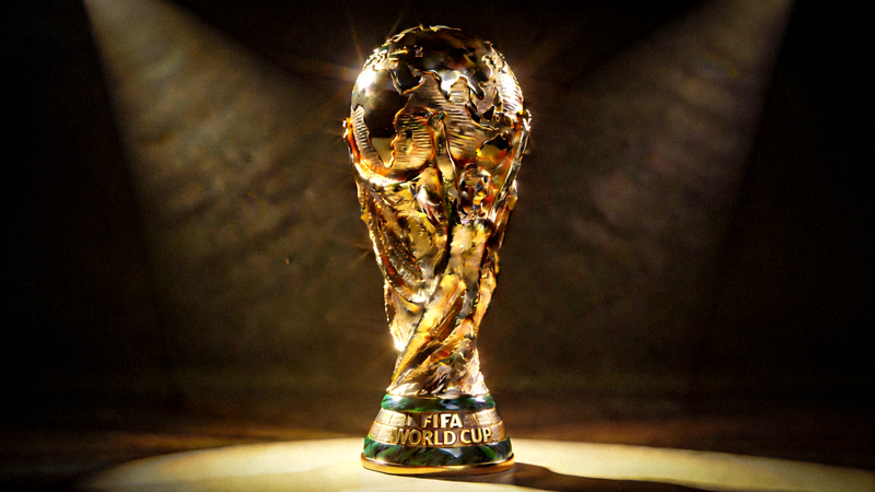 世界杯冠军奖杯大力神杯在聚光灯下闪耀的特写照片